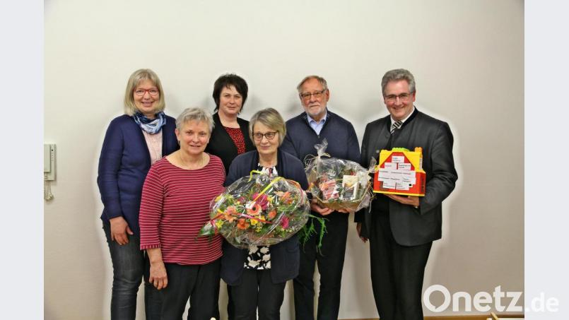 Der Krankenpflegeverein wird die nächsten vier Jahre geführt von Vorsitzender Ernestine Gietl (Dritte von Rechts), 2, Vorsitzenden Pfarrer Hannes Lorenz (rechts), Kassenführung Elfried Jauernig (links) und Schriftführerin Regina Bindl (Zweite von links). Den scheidenen Vorsitzenden Friedrich Namylo (Zweiter von rechts) und der Referentin des Abends, Elisabeth Namylo (Bildmitte), danke Pfarrer Lorenz mit einem Präsent. Bild: bph