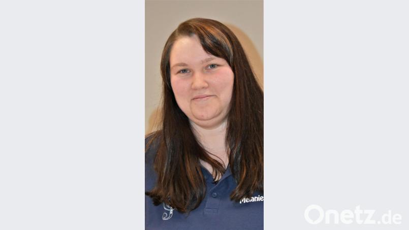 Tambourmajorin Melanie Kappl berichtet in der Jahreshauptversammlung der Feuerwehr über den Spielmannszug und die Aktivitäten der vergangenen Monate. Bild: rgr