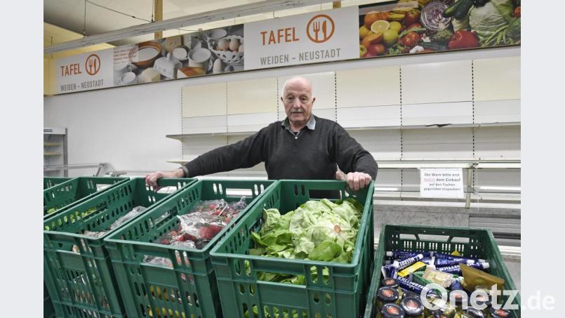 Noch sind die Ausgabekisten bei der Tafel Weiden – Neustadt/WN gut gefüllt. Doch es fehlen wegen der Coronakrise schon jetzt vor allem frische Lebensmittel - und junge Ehrenamtliche. Bild: Petra Hartl