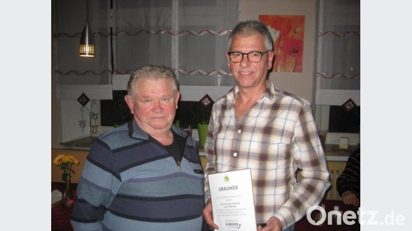 Vorsitzender Christian Baumgärtner (links ) zeichnet Bernhard Ippisch aus. Die Versammlung fand noch vor der Coronakrise statt. Bild: mue