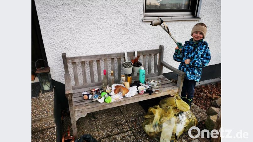 Der siebenjährige Veit begab sich in der Natur mit seiner Kneifzange auf Abfallsuche. Bild: gz