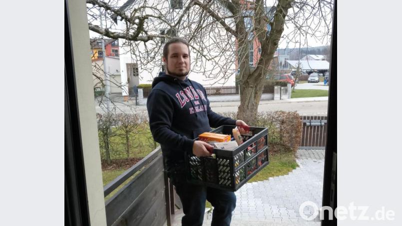 Manuel Dippold vom SPD-Ortsverein schleppt derzeit Einkaufskisten für Mitbürger, die selbst nicht mehr vor die Tür gehen wollen oder aus gesundheitlichen Gründen die Öffentlichkeit meiden müssen. Bild: dob