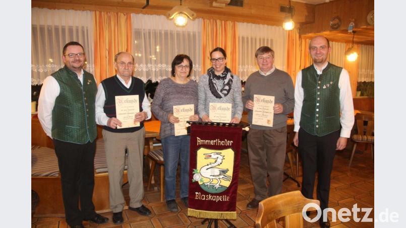 Die Ammerthaler Blaskapelle ehrt einige Mitglieder (von links): Vorsitzender Daniel Haller, Konrad Pirner (30 Jahre), Rita Michl und Julia Niebler (20 Jahre), Gerhard Bleisteiner (30 Jahre) und Zweiter Vorsitzender Christopher Braunisch. Bild: mof