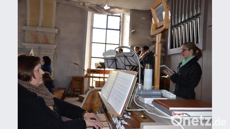 Jenny Hofmeister bereicherte den Gottesdienst mit Gesang, begleitet von Musiklehrerin Klara Bäumler an der Orgel. Bild: gi