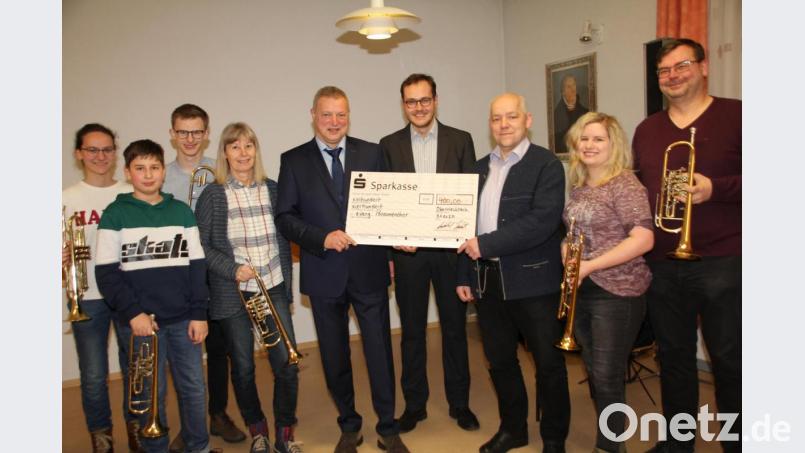 Für den CSU-Ortsverband übergaben Herbert Uschold (Fünfter von links) und Tobias Ehrenfried (rechts daneben) 400 Euro an Pfarrer Norbert Schlinke (Dritter von rechts) und Posaunenchor-Leiterin Christine Forster (Vierte von links). Bild: frd