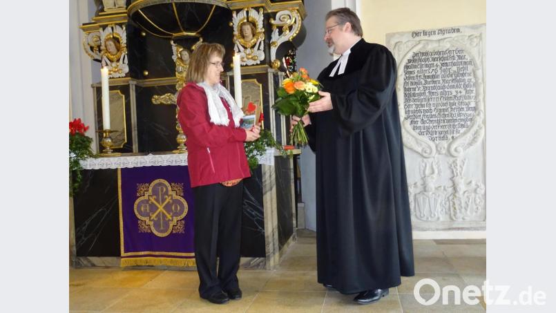 Pfarrer Kai Steiner überreichte der scheidenden Pfarrsekretärin Anita Roth zum Abschied einen Strauß Blumen. Bild: apr
