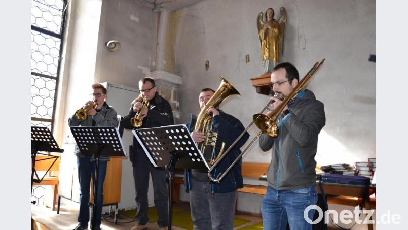 Die Musikschule gedachte bei einem Gottesdienst musikalisch ihres verstorbenen Musiklehrers Andreas Ach. Die Bläser mit Tobias Schulz, Musikschulleiter Wolfgang Ziegler, Musiklehrer Markus Schulz und Michael Ziegler (von links) machten den Auftakt. Bild: gi