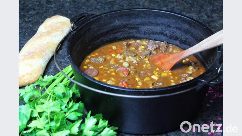 Gulasch, Wurst und viel Gemüse kommt in den Topf für die Mitternachtssuppe. Bild: Matthias Würfl