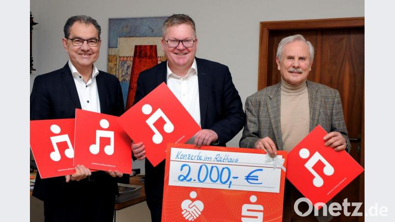 Oberbürgermeister Michael Cerny (Mitte) freute sich über Spenden für die Rathauskonzerte. Von Sparkassen-Vorstandsvorsitzendem Dieter Meier (links) und dem Vorsitzenden der Freunde des Stadttheaters, Norbert Fischer (rechts), gab es jeweils 2000 Euro. Bild: Stephan Huber