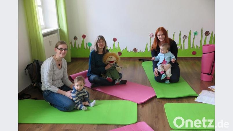 „Einfache Bewegungsspiele könnt ihr jederzeit zu Hause ohne Sportgeräte machen“ erklärte Andrea Kick (Bildmitte) den Müttern beim Babykurs. Bild: jzk