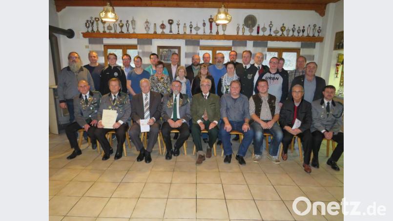 Viele Urkunden und Nadeln gehen in der Jahreshauptversammlung des Schützenvereins Eichenlaub Neustadt an verdiente und langjährige Mitglieder. Seit 60 Jahren ist Oskar Schwarz (sitzend, Fünfter von links) eine feste Größe im Vereinsleben. Bild: adj