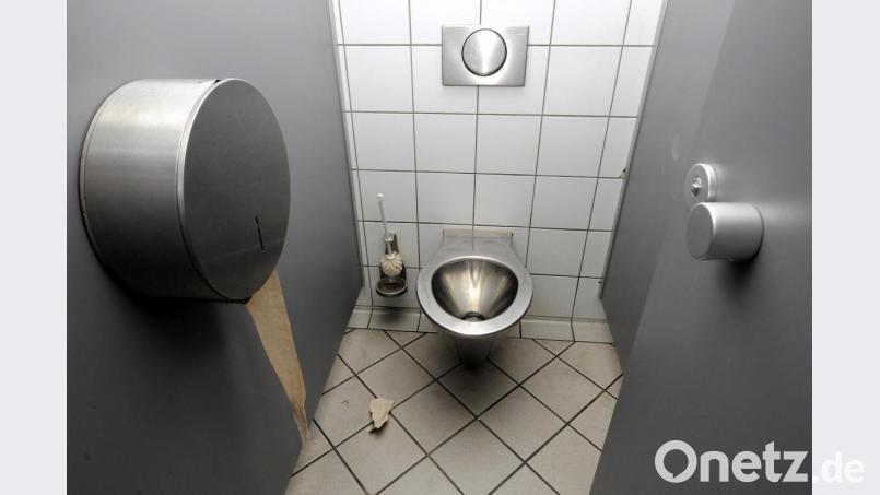 Unbekannte hebelten mehrere Edelstahlbehälter auf der öffentlichen Toilette auf und stahlen das Klopapier. Bild: Stephan Huber