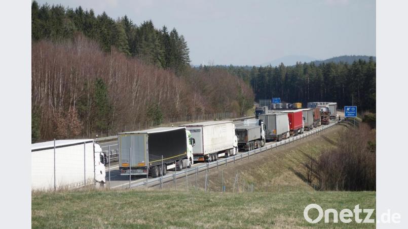 Seit Tagen wächst das Stauende auf der A 6 vor Waidhaus immer länger ins Landesinnere und erreicht am Donnerstagmittag erstmals die Vohenstraußer Stadtgrenze. Bild: fjo
