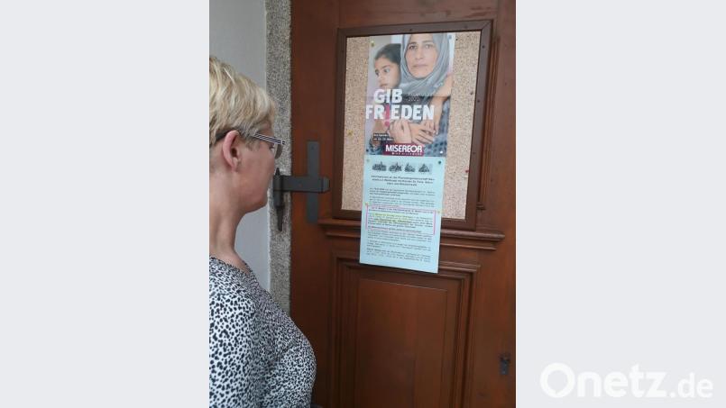 Ein Anschlag an der Kirchentür macht die Gläubigen mit den Regelungen während der Coronakrise vertraut. ´Zurzeit ist auch nicht die Beichte möglich. Bild: ms