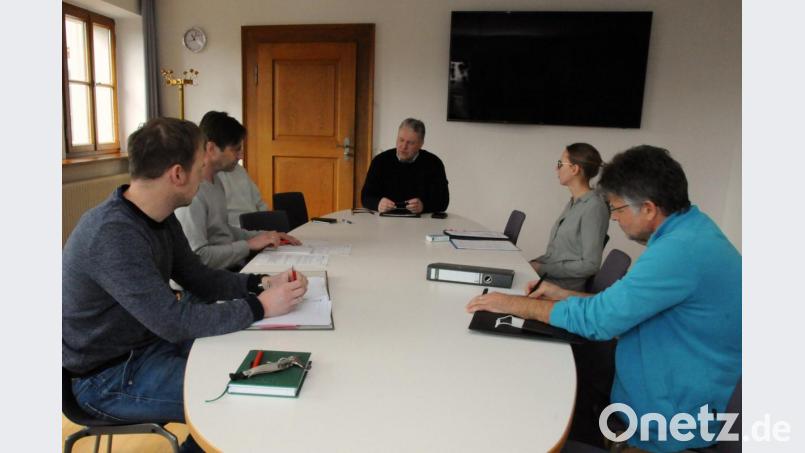 Landrat Richard Reisinger (Mitte) ruft regelmäßig die Führungsgruppe Katastrophenschutz zusammen. Dazu gehören unter anderem Rainer Schmid, Dr. Norbert Vogl, Laura Hofmann und Erich Findl (von links). Das Gesundheitsamt und die Krankenhäuser werden telefonisch eingebunden. Bild: Christine Hollederer