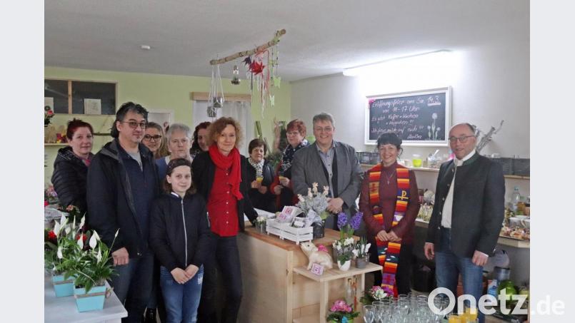 Bürgermeister Albert Nickl, Gabriele Scherl und Pater Adrian (von rechts) freuen sich über den neuen Blumenladen von Martina Schraml (Mitte), der in einem ehemaligen Kuhstall untergebracht ist. Im November 2019 begann der Umbau, noch vor den verschärften Regeln wegen der Corona-Krise ist Einweihung. Bild: jma