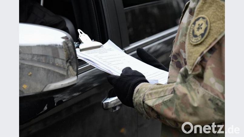 Als vorbeugende Maßnahme befragen US-Soldaten jeden bei der Einfahrt ins Kasernengelände über den Gesundheitszustand und ob Reisen oder Kontakt mit infizierten Personenkreisen stattgefunden haben. Bild: Spc. Denice Lopez/exb
