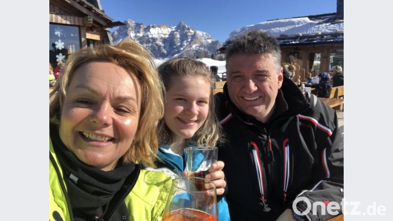 Ein Bild vom Skiurlaub aus Südtirol aus glücklichen Tagen - &quot;und wir sind immer noch glücklich&quot;, sagt Thomas Kraheberger (rechts). Bei seiner Frau Ulrike (links) wurde am Donnerstag das Coronavirus festgestellt. Derzeit befindet sich die Frau isoliert im Klinikum. &quot;Ihr geht&#039;s gut&quot;, sagt ihr Mann, der mit Tochter Alina (Mitte) die Tage in häuslicher Quarantäne verbringt. Auch bei den beiden wurde mittlerweile das Coronavirus bestätigt. Das wurde bei einer Pressekonferenz am Freitagnachmittag im Klinikum St. Marien bekannt gegeben. Bild: Kraheberger, exb