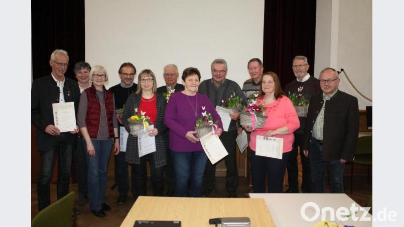 Vorsitzender Karl Ruhland (rechts) und stellvertretender Kreisvorsitzender Audi Lurbiecki (links) ehrten zahlreiche Mitglieder für 40-jährige und 25-jährige Treue zum Obst- und Gartenbauverein. Bild: lg