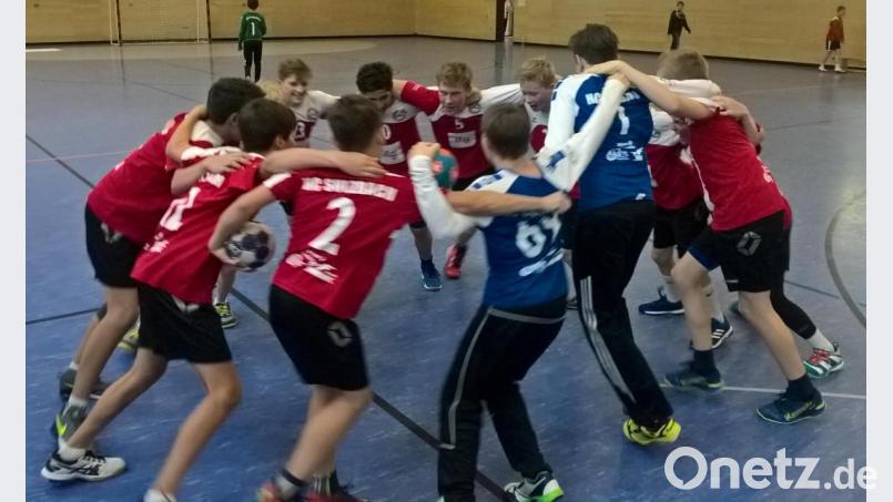 Qualifikation zur Landesliga der männlichen C-Jugend des HC Sulzbach: Beim Training hilft FSJlerin Johanna Waninger. Bild: exb