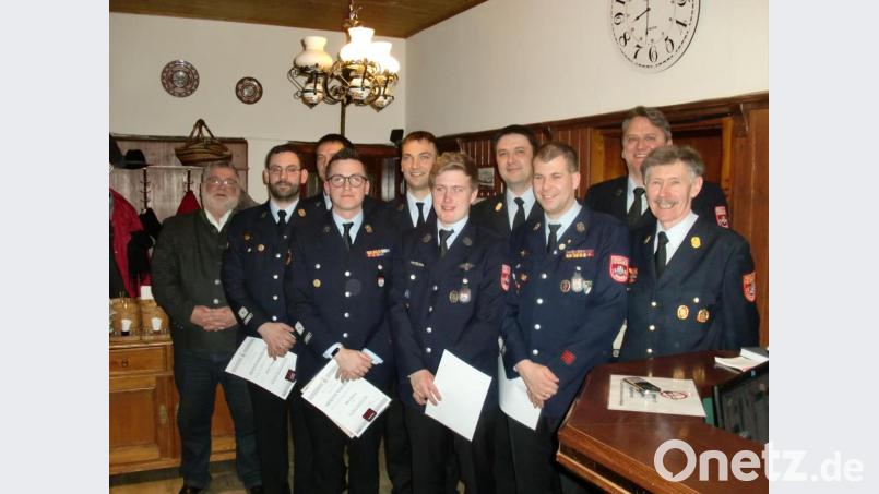 Für langjährige Dienstzeit wurden Max Eimer und Johannes Prey sowie Klaus Schießl geehrt. Bürgermeister Armin Schärtl, Kreisbrandinspektor Hans Gietl und Kommandant Andreas Ringlstetter gratulierten ihnen und den Mitgliedern,die in ihren Positionen aufgestiegen sind. Bild: aub