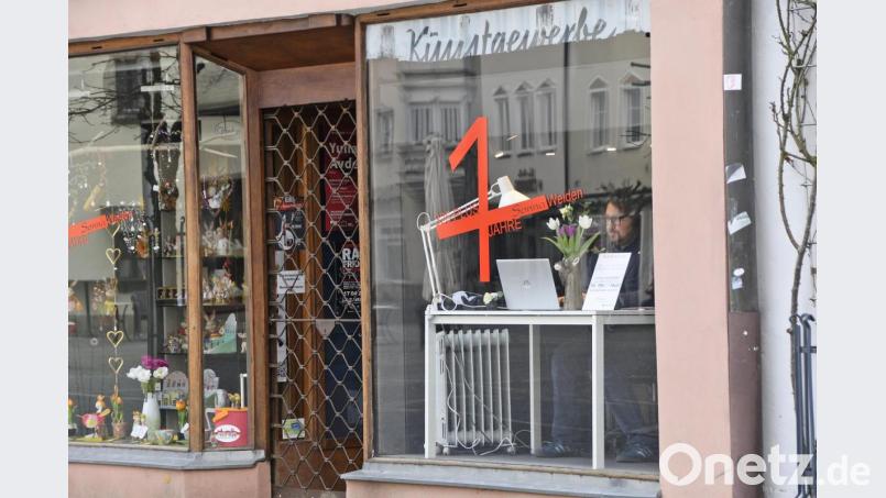 Homeoffice der öffentlichen Art betreibt Tobias Sonna im Schaufenster seines Geschäftes in der Innenstadt mit Blick auf den Oberen Markt. Bild: Petra Hartl