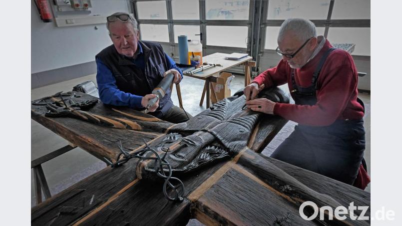 Erwin Hartinger (links) und Albert Wildenauer müssen bei der Restaurierung viel Geduld aufbringen. Besonders der linke Arm der Christusfigur wies viele Beschädigungen auf. Bild: twi