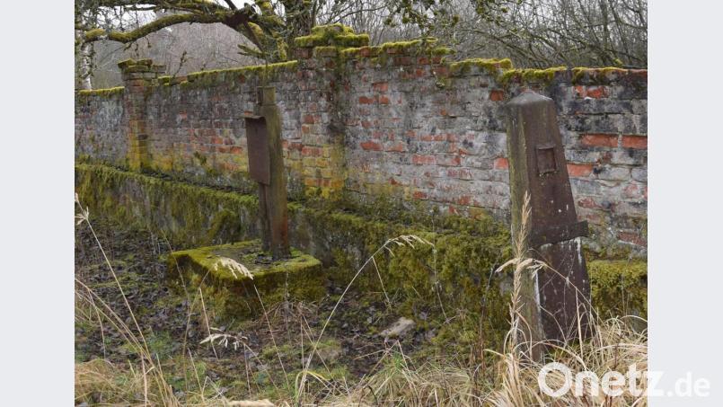 Die Friedhofsmauer des Polenfriedhofes war den aus verschiedenen Eisenteilen zusammengeschweißten Grabkreuzen seit 1945 Ihre Schutzmauer gewesen. Bild: bö