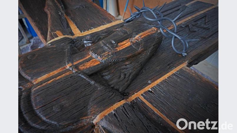 Die beschädigten Holzteile mussten in mühsamer Kleinarbeit ersetzt werden, noch zu erkennen an den hellen Stellen. Bild: twi