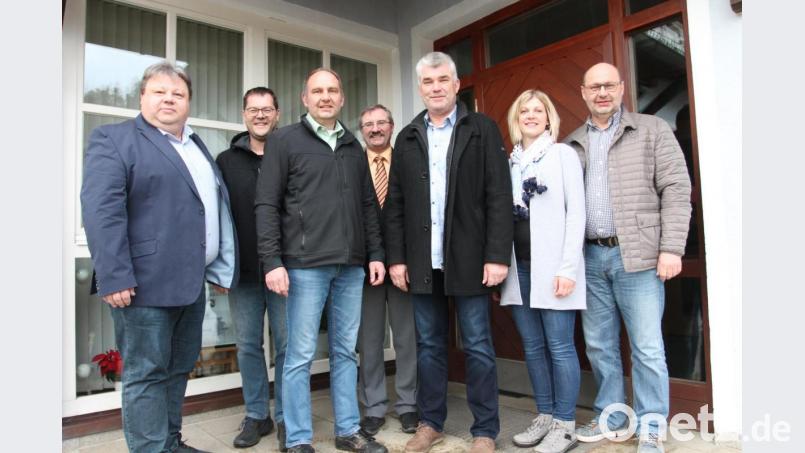 Andreas Götz (Dritter von links) kann für die Stichwahl auf den unterlegenen Martin Scheibl (Dritter von rechts) zählen. Bild: pi