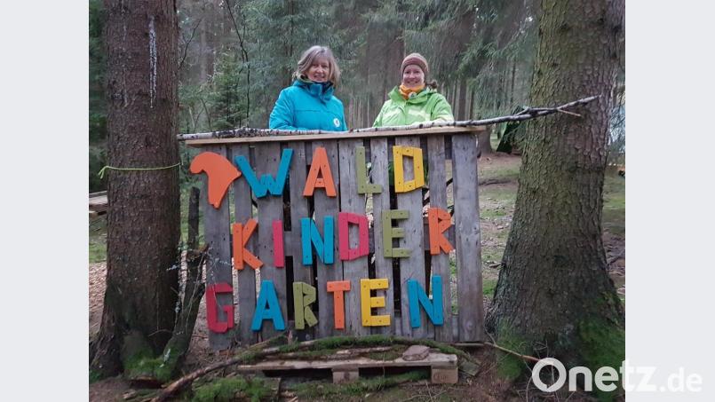 Rückwirkend zum 1. März erhielt der Waldkindergarten in Brand seine offizielle Betriebserlaubnis. Erzieherin Sabine Reindl (links) ist die Leiterin der Einrichtung und wird von Erzieherin Manuela Schneider unterstützt., unterstützt.