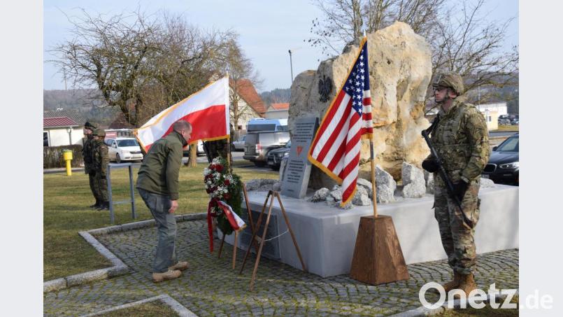 Der polnische Nato-Botschafter Thomasz Szatkowski legte am neu gestaltete Denkmal zur Erinnerung an seine polnischen Mitbürger einen Kranz in den Nationalfarben seines Heimatlandes nieder. Bild: bö