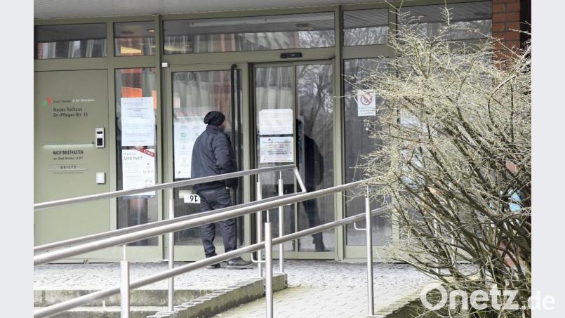 Bürger müssen draußen bleiben: Das Neue Rathaus hat bis auf weiteres wegen der Corona-Krise den Publikumsverkehr eingestellt. Wer nicht-medizinische Fragen in Sachen Corona hat, kann sich aber an das eigens eingerichtete Bürgertelefon wenden. Zig Weidener tun das täglich. Bild: Petra Hartl