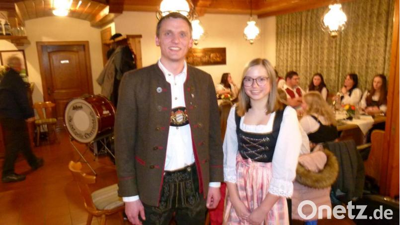 Vorsitzender Michael Niebauer gratulierte der neuen Beisitzerin Lisa Biegerl. Bild: bgl