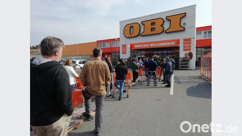 Vor dem Baumarkt in Pressath bildet sich eine lange Schlange. Bild: Anne Wiesnet