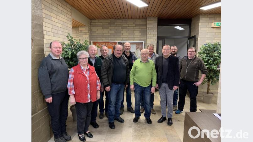 Hermann Schmid (Dritter von links) steht seit zehn Jahren an der Spitze der Holzrechtler. Er und seine Vorstandskollegen werden in der Generalversammlung, die noch vor Ausrufen des Katastrophenfalls über die Bühne geht, auch für die nächsten beiden Jahre in ihren Ämtern bestätigt. Bild: prh