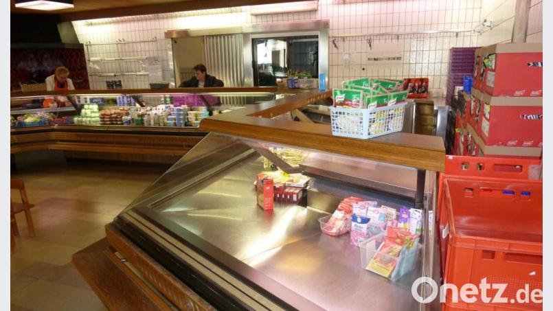 Das kennt man normalerweise bei der Tafel nicht: Leere Thekenflächen kurz vor der Ausgabe. Besonders abgepackte Wurst und Käse fehlen. Bild: Portner