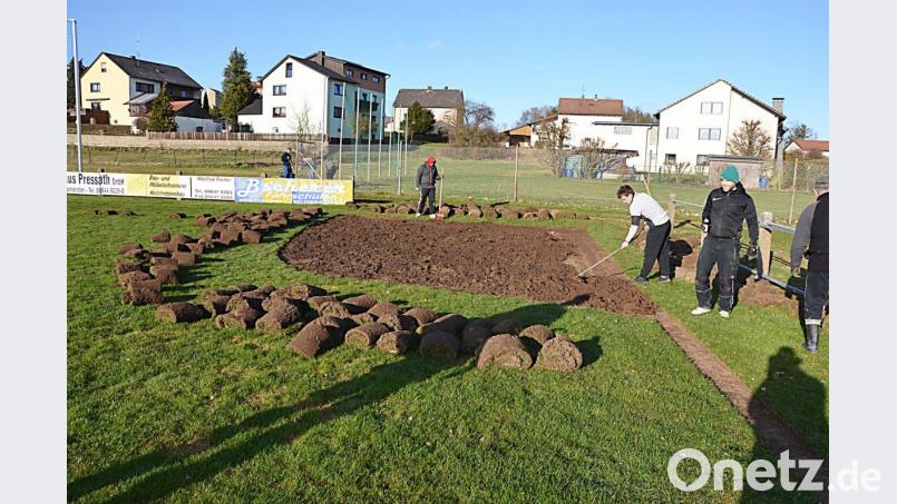 Einbau der Bewässerungsanlage auf den Rasenspielfeldern des SC Kirchenthumbach. Bild: ü