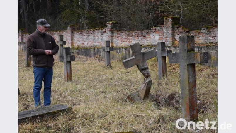 Der Pressesprecher der US Army in Hohenfels Norbert Wittl kann die Geschichte der Grabkreuze erzählen. "Es waren fasst allesamt polnische Staatsbürger, die hier vorübergehend im Polenfriedhof bis zu ihrer Umbettung im Jahr 1962 eine Ruhestätte gefunden hatten. Bild: bö