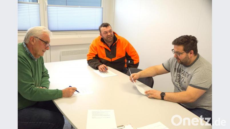 Zweiter Bürgermeister Josef Hecht (links) leitete zusammen mit Geschäftsleiter Thomas Kaufmann (rechts) und Adrian Scheitler (Mitte) den ersten Schritt für die Bildung eines Krisenstabes ein. Bild: bkr