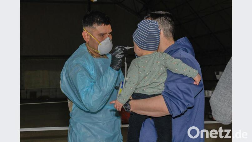 US-Soldaten messen als vorbeugende Maßnahme die Körpertemperatur der Menschen vor der Einfahrt in die US-Kasernen. Bild: Spc. Denice Lopez/exb