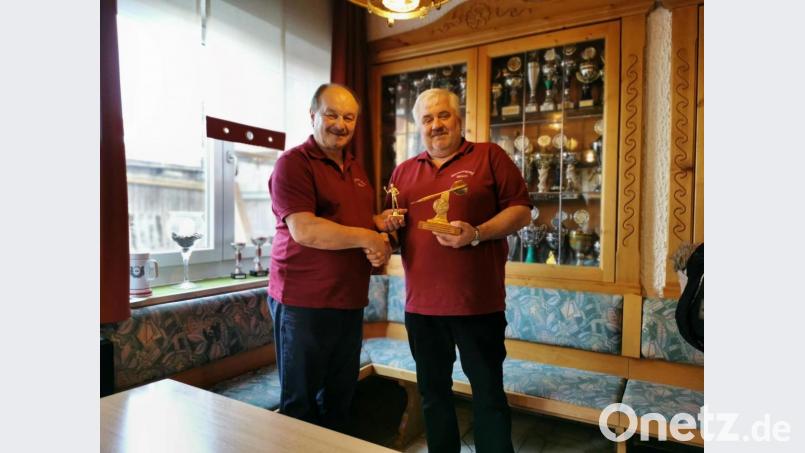 Der Vorsitzende Josef Kleber gratulierte seinen besten Spickerfreund Martin Forster mit zwei Trophäen zu seinen beeindruckenden Leistungen. Bild: gz
