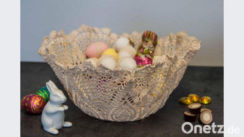 Alte Häkeldeckchen gibt es wohl in jedem Haushalt. Mit ein paar wenigen Dingen wird aus ihnen ein schönes Dekoobjekt. Bild: DIY Academy