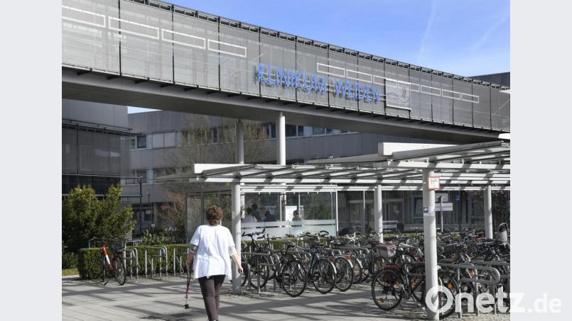 Die Mitarbeiter des Klinikenverbundes haben immer mehr zu tun. Doch die Lage sei noch immer stabil, gibt die Kliniken Nordoberpfalz AG am Freitag bekannt. Um aber im besonders betroffenen Landkreis Tirschenreuth weitere Kapazitäten zu schaffen, werden die Geburtshilfe und die Gynäkologie von Tirschenreuth nach Weiden verlegt. Bild: Petra Hartl