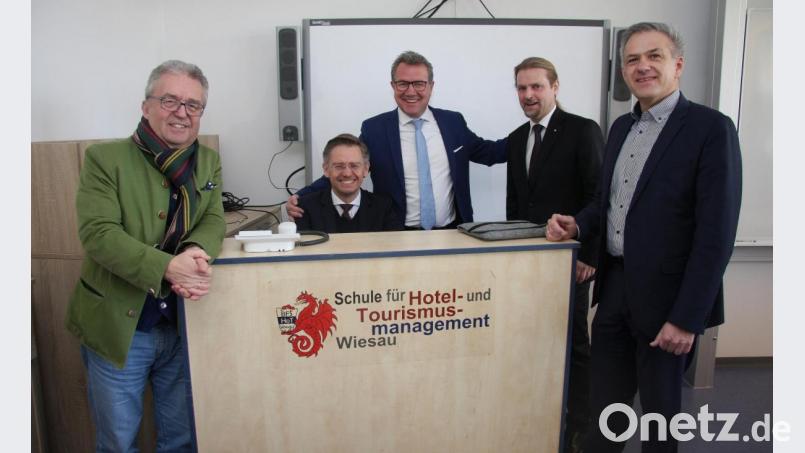„Ihr seid die Speerspitze“, betonte Klaus Stöttner (Dritter von links) bei seinem Rundgang mit Toni Dutz (links), Roland Grillmeier und Studiendirektor André Putzlocher (von rechts). Bild: wro