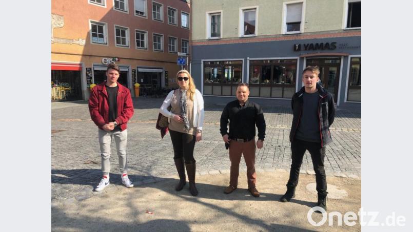 Lukas Frey (links) und Luis Forster (Vierter von links) von der Coronahilfe Weiden treffen sich mit genügend Abstand mit Bianca und Mike von der Facebookgruppe "Corona Nachbarschaftshilfe Weiden", um die gemeinsame Arbeit zu koordinieren. Bild: exb