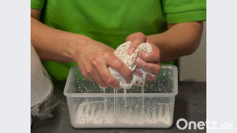 Nach dem Tränken in der Leim-Wasser-Mischung muss das Spitzendeckchen ausgewrungen werden. Bild: DIY Academy