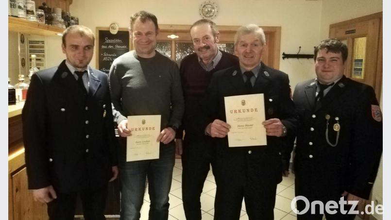 Als Anerkennung für ihre Treue zur Gumpener Feuerwehr wurden Hans Bäuml und Hans Lindner (von rechts) mit je einer Urkunde ausgezeichnet. Zur Ehrung gratulierten Kommandant Roland Lindner (rechts), 2. Bürgermeister Bernhard Schuller (3. von rechts) und Vorsitzender Matthias Lindner (links). Bild: wro