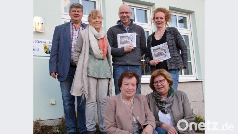 Die Verfasser der Chronik (hinten, von links) Martin Schregelmann, Anneliese Neumann, Michael Feige, Liane Heinze sowie (vorne von links) Margit Anspann und Renate Müller stellen noch vor der Coronakrise die Chronik vor. Bild: fsb