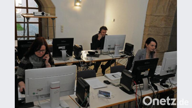 Das Bürgertelefon mit Michaela Wiehrl, Martin Meier und Laura Luber (von links) ist montags bis donnerstags von 8 bis 16 Uhr und freitags von 8 bis 12 Uhr unter 09621/39-890 erreichbar. Bild: Christine Hollederer